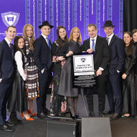 The Kaminetzky family receive the inaugural Dor L’Dor Award, honoring their multigenerational dedication to Torah and steadfast support of RIETS.